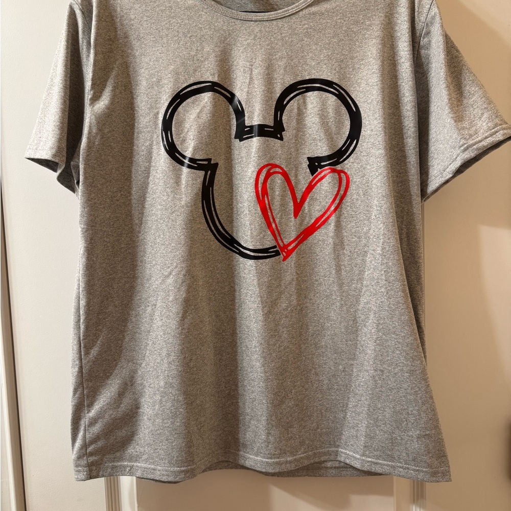 NWOT Gray T-Shirt with Mickey Mouse Design Size Large Unisex Valentine’s Day - Picture 3 of 7